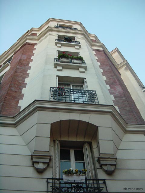 P1491 Front of a building in Montmartre