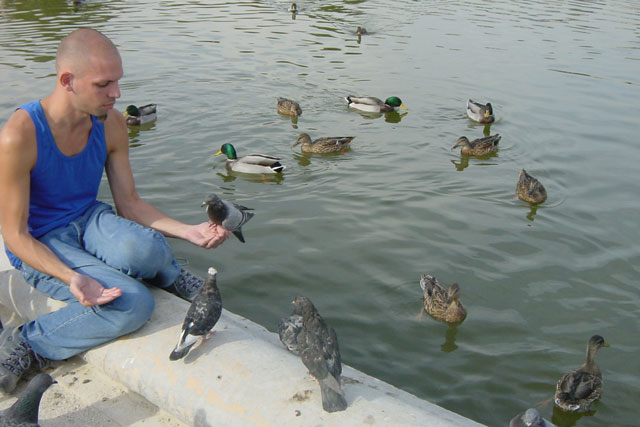 P1945 Me feeding birds in Tuileries