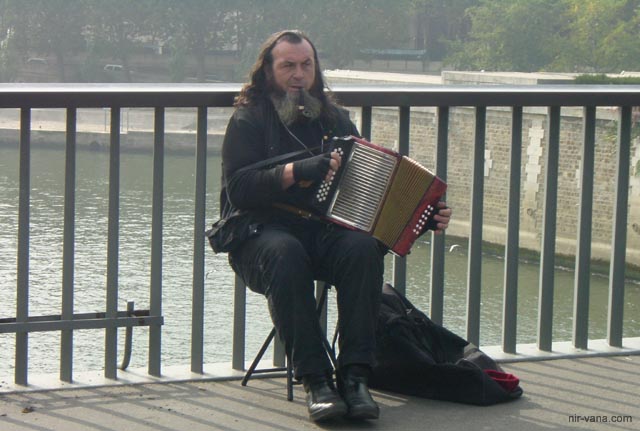 P0706 Modi Baron with accordion