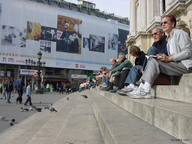P1833 People in front of the opera building