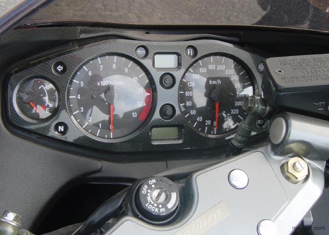 http://www.nir-vana.com/photosite/Paris02/street/images/P0708%20Suzuki%20Hayabusa's%20cockpit.jpg