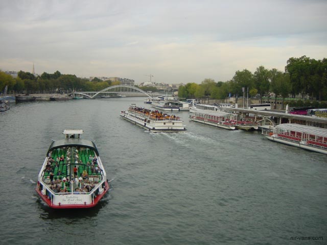 P2117 Boats on the Seine near Eiffel