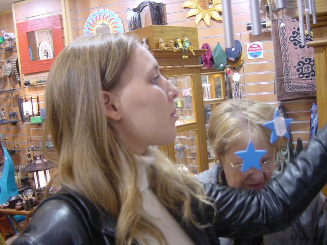 P0617 Roni & grandma in a shop