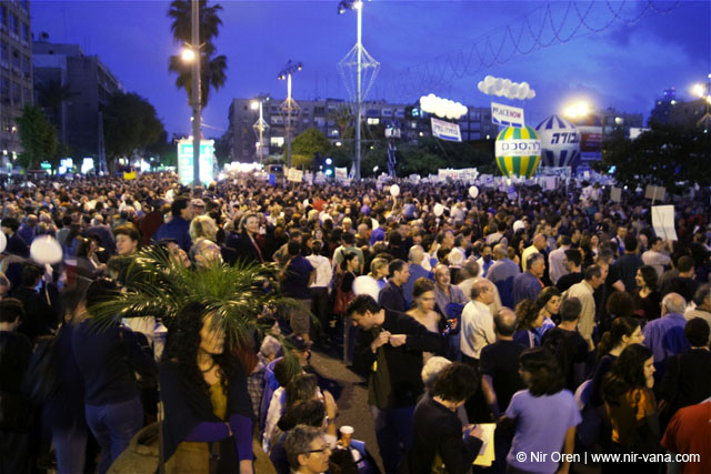 Demonstration for peace in Rabin square / May 2004