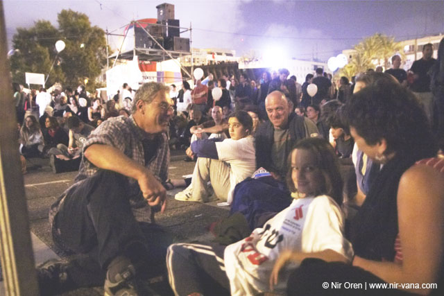 Demonstration for peace in Rabin square / May 2004