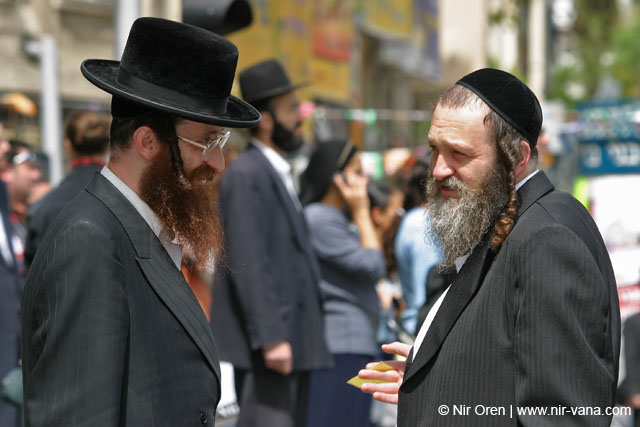 Bney Brak streets and preparations to Passover