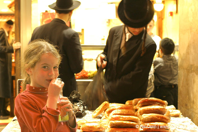 Bney Brak streets and preparations to Passover